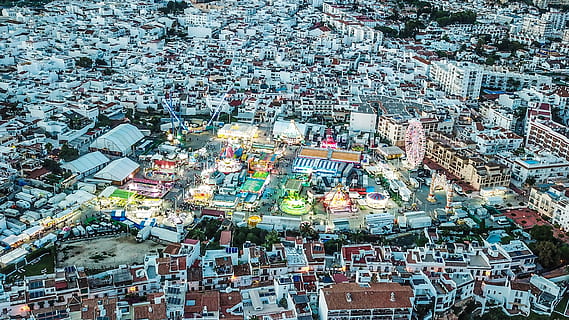 solnedgang, nerja, retfærdig, lys, belysning, parti, drone, arkitektur, bygning udvendig, by, bygget struktur, høj vinkel visning, menneskemængde, overfyldt, bygning, boligområde, bybilledet, udendørs, træ, fællesskab, natur, dag, byliv, fuld ramme, baggrunde, luftfoto, 2K, CC0, offentligt domæne, royaltyfrie