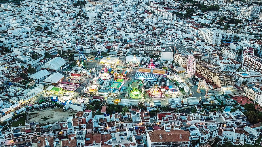 posta de sol, nerja, Fira, llum, il·luminació, festa, drone, llums, arquitectura, exterior de l'edifici, ciutat, estructura construïda, vista d’angle alt, multitud, ple de gent, edifici, barri residencial, paisatge urbà, a l'aire lliure, arbre, comunitat, naturalesa, dia, vida de ciutat, marc complet, fons, vista aèria, 2K