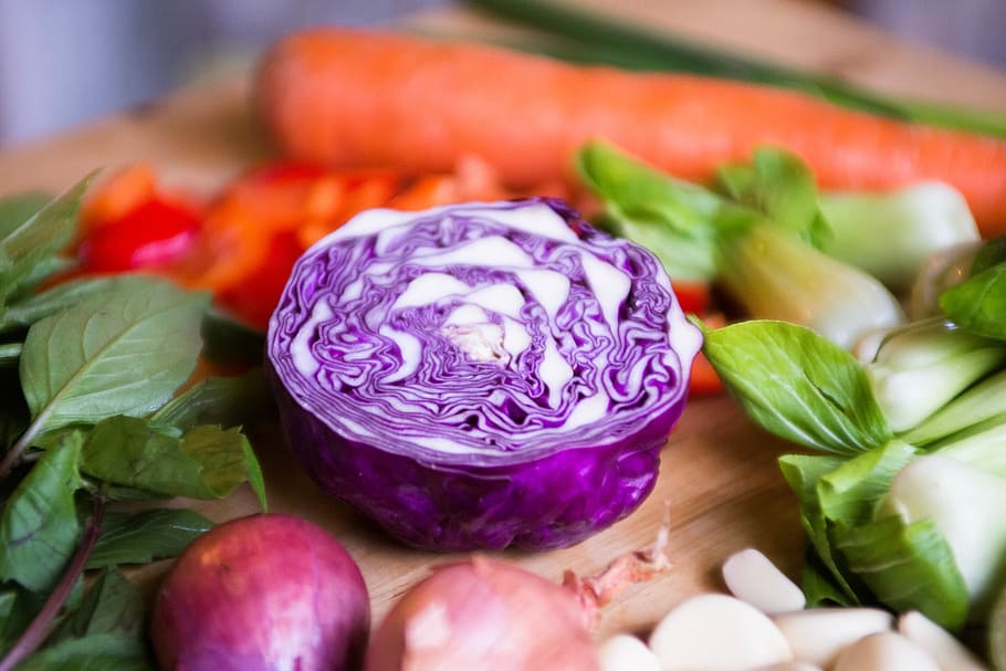 verd, full, vegetals, ceba, picant, menjar, ingredient, pastanagues, menjar i beguda, alimentació saludable, benestar, frescor, aliments crus, arrel vegetal, primer pla, a l'interior, porpra, col, ceba espanyola, cap gent, orgànic, variació, elecció, rave, coliflor, menjar vegetarià, nap, 1080P