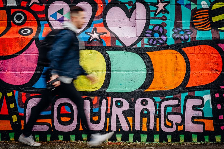 moviment, endavant, millora, ritme, velocitat, ràpid, coratge, art de carrer, graffiti, color, motivar, inspirar, empenta, animar, valentia, valent, control lliscant, bloc, disseny web, publicació del bloc, amor, desig, passió, multicolor, una persona, moviment borrós, art i artesania, text, funció de construcció de parets, roba casual, creativitat, homes, arquitectura, ciutat, comunicació, persones reals, pintura d'esprai, guió occidental, activitat d'oci, a l'aire lliure, mural, hip hop, 4K