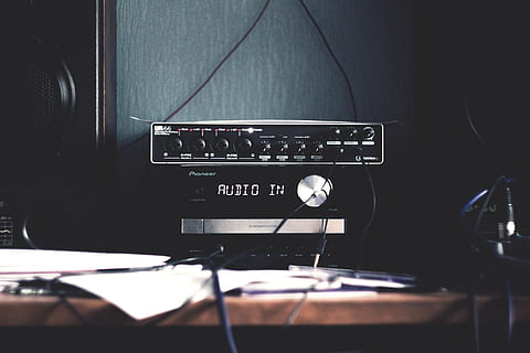 altavoz, electrónica, audio, amplificador, música, cultura de las artes y entretenimiento, estudio, tecnología, adentro, instrumento musical, estudio de grabación, equipo musical, equipo de sonido, equipo de grabación de sonido, nadie, de cerca, comunicación, micrófono, dispositivo de entrada, equipo, auriculares, escuchando, radio, mezclador de sonido, estación de radio, instrumento de teclado, electrónica de audio, 5K, CC0, dominio público, libre de derechos