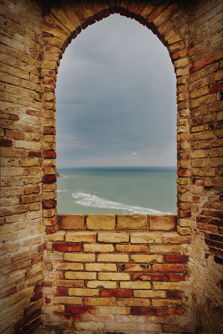 castell, finestra, arquitectura, construcció, vell, edat mitjana, fortalesa, històricament, maçoneria, pedres, paret, torres, torre, merles, maons, defensa, façana, mar, cel, aigua, estructura construïda, arc, horitzó sobre l’aigua, maó, paret de maó, horitzó, núvol - cel, cap gent, naturalesa, escenics - natura, bellesa a la natura, funció de construcció de parets, dia, a l'aire lliure, paret de pedra, 5K