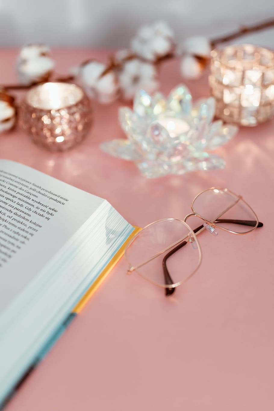 ouvrir, livre, rose, Contexte, en train de lire, des lunettes, apprentissage, fond rose, étude, féminin, table, nature morte, à l'intérieur, publication, personne, papier, lunettes, fermer, mise au point sélective, bijoux, vue grand angle, plante à fleurs, fleur, tasse, agresser, récipient, verre - matériel, transparent, verre, accessoire personnel, 4K
