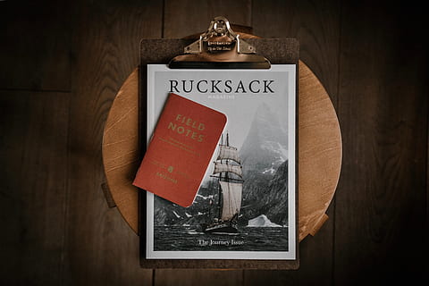 libro di appunti di campo, rivista, taccuino, sgabello, tavolo, zaino, appunti, distesa piatta, leggere, viaggio, pavimento di legno, tavola, libro, MAG, visivo, storia, narrativa, avventura, di legno, legno - materiale, documento, vecchio stile, in stile retrò, attività commerciale, sfondi, singolo oggetto, concetti, 4K, CC0, dominio pubblico, privo di copyright