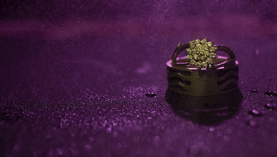 goldfarbener Ring, lila, keine Leute, selektiver Fokus, Nahansicht, drinnen, Feier, Natur, Veranstaltung, einzelnes Objekt, Schmuck, Stillleben, Diamant - Edelstein, Ring, Emotion, pinke Farbe, Wasser, farbiger Hintergrund, Frische, dunkel, 4K