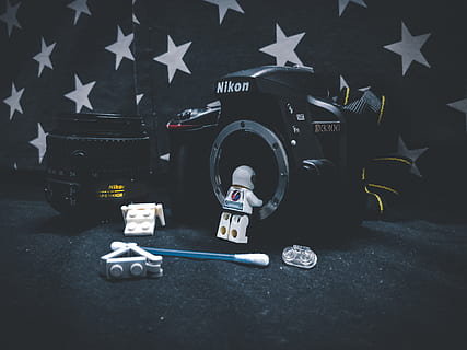 elektronik, kamera, astronaut, robot, mobil, kendaraan, angkutan, simbol bintang, simbol, roda, mesin, ban, roda mobil, kabel, perangkat listrik, bangunan, urban, metropolis, kota, masih hidup, bentuk bintang, tidak ada orang, merapatkan, bentuk, dalam ruangan, bendera, teknologi, keamanan, seni dan kerajinan, hari, komunikasi, kerajinan, mainan, teks, logam, pemerintah, 4K, CC0, domain publik, bebas royalti