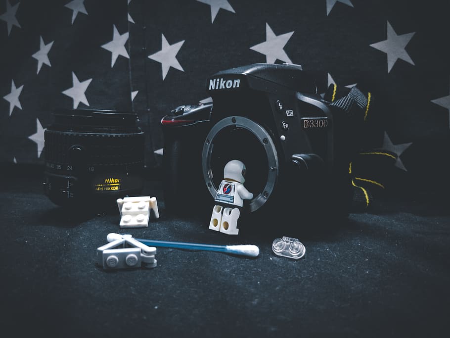 elektronika, aparat fotograficzny, astronauta, robot, samochód, pojazd, transport, symbol gwiazdy, symbol, koło, maszyna, opona, Koło samochodowe, okablowanie, urządzenie elektryczne, budynek, miejski, metropolia, miasto, martwa natura, kształt gwiazdy, żadnych ludzi, zbliżenie, kształt, wewnątrz, flaga, technologia, bezpieczeństwo, sztuki i rzemiosła, dzień, porozumiewanie się, rzemiosło, zabawka, tekst, metal, rząd, 4K