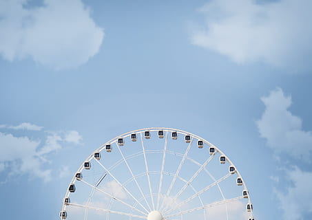 fotografía, ferris, rueda, arquitectura, brillante, nubes, luz, rueda de la fortuna, ocio, recreación, paseos, cielo, parque temático, paseo en el parque de diversiones, parque de atracciones, cultura de las artes y entretenimiento, nube - cielo, forma geometrica, circulo, naturaleza, forma, nadie, día, vista de ángulo bajo, azul, copia espacio, divertido, destinos de viaje, actividad de ocio, semicírculo, 2K, CC0, dominio público, libre de derechos