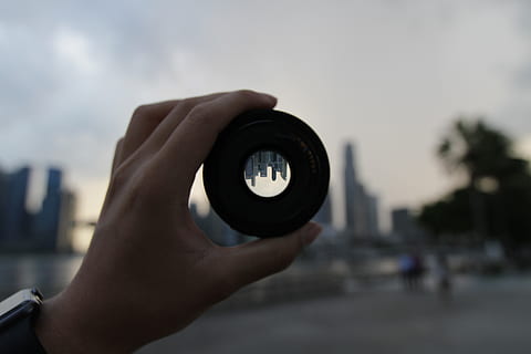 outra lente, perspectiva, mão humana, segurando, parte do corpo humano, mão, uma pessoa, céu, focar em primeiro plano, pessoa irreconhecível, lente - instrumento óptico, perspectiva pessoal, cidade, pessoas reais, fechar-se, temas de fotografia, forma geométrica, tecnologia, equipamento fotográfico, dia, círculo, dedo, câmera digital, ao ar livre, fotógrafo, 5K, CC0, domínio público, royalty free