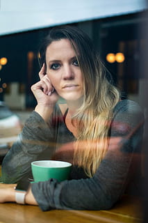 Frau, grau, langärmelig, oben, Sitzung, Stuhl, Porträt, Kaffee, Tee, Reflexion, Licht, sehen, Sweatshirt, Augen, Dame, weiblich, Mädchen, Brünette, ombre, Café, launisch, Cafe, eine Person, Kaffee trinken, kaukasischer Abstammung, Menschen, Lebensstile, Frauen, Erwachsene, junger Erwachsener, Tasse, Restaurant, drinnen, Legere Kleidung, blondes Haar, lächelnd, Mobiltelefon, wunderschönen, Schönheit, Getränk, Kaffeetasse, Entspannung, Trinken, nur eine frau, junge Frau, Tabelle, heiter, Kaffeepause, Kommunikation, suchen, telefonieren, nur für Erwachsene, Glück, nur Frauen, Technologie, halten, Telefon, Vergnügen, echte Menschen, Smartphone, Kaffeekultur, kabellose Technologie, Nur eine junge Frau, schöne Leute, lange Haare, Stadt leben, Tee - heißes Getränk, Freizeitbeschäftigung, süß, kopieren sie platz, braune Haare, 5K, CC0, gemeinfrei, lizenzfrei