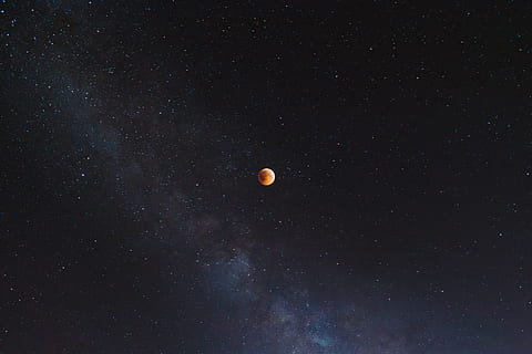 Eclipse de lluna, lluna vermella, lluna plena, Eclipsi solar, lluna, univers, blau, Via Làctea, vermell, mashhad, iran, nit, fotografia nocturna, exposició llarga, estrella, cel, mar, 27 de juliol, astronomia, estrella - espai, galàxia, espai, planeta - espai, astrologia, constel · lació, nebulosa, ciència, telescopi d’astronomia, Lluna planetària, superfície de la lluna, orbitant, fosc, camp estel·lar, naturalesa, telescopi, llum de la lluna, asteroide, sistema solar, exploració, cometa, fons, eclipsi, exploració espacial, Houston Astros, saturn, color negre, il·lustració, meteorit, 2K, CC0, domini públic, lliure de regalies
