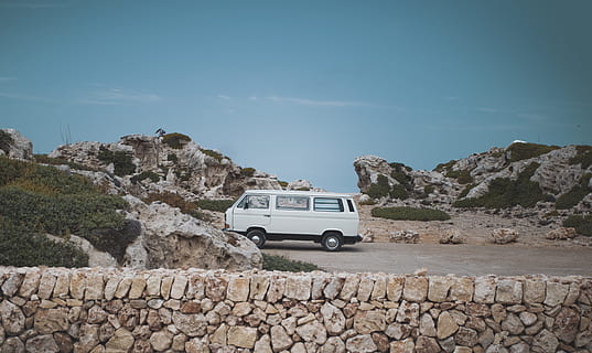 parkert, hvit, konvertering van, varebil, vegg, murverk, stein, himmel, bil, buss, sommer, blå, retro, reise, årgang, biltur, utforske, vandre, vandrelyst, varm, Middelhavet, glatt, fjell, transport, natur, utendørs, rock-objekt, ferier, turisme, landskap, land kjøretøy, folk som reiser, vei, eventyr, høyde, ørken, turist, sand, hav, scenics, reisemål, middelhavslandene, Europa, 4K, CC0, offentlig domene, opphavsrett gratis