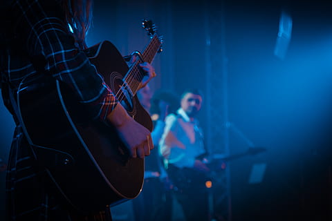 to, menn, spiller, gitarer, musikk, musikk Instrument, kunstkultur og underholdning, opptreden, gitar, musiker, strengeinstrument, musikalsk utstyr, kunstner, gitarist, begivenhet, scene, rockemusikk, scene - ytelse plass, elektrisk gitar, uteliv, scenekunst hendelsen, ytelsesgruppe, mikrofon, plukke et instrument, ferdighet, populær musikk konsert, mørk, bassgitar, popmusiker, 5K, CC0, offentlig domene, opphavsrett gratis