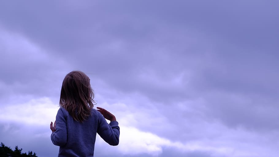 blau, cel, núvol, noi, gent, sol, nen, noia, núvol - cel, vista del darrere, una persona, dones, cintura cap amunt, naturalesa, de peu, infància, cabell, cabell llarg, a l'aire lliure, adult, activitat d'oci, femelles, roba casual, noies, pentinat, porpra, 1080P
