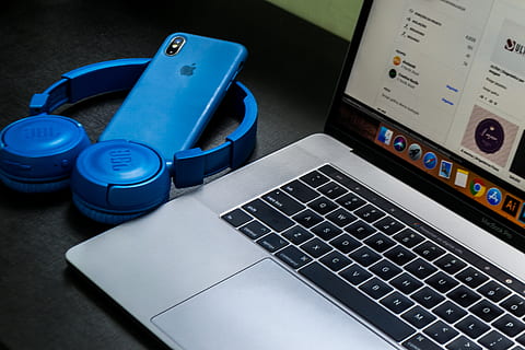 macbook, pro, vedle, modrý, bezdrátový, sluchátka, spojení, data, návrhář, lavice, elektronika, zařízení, uvnitř, Internet, iphone, iphone x, klávesnice, laptop, macbook pro, kancelář, obrazovka, chytrý telefon, technologie, pracovního prostoru, pracovní stanice, bezdrátové technologie, počítač, sdělení, stůl, nikdo, přenosné informační zařízení, počítačové vybavení, vysoký úhel pohledu, detail, počítačová klávesnice, stálý život, nábytek, 4K, CC0, veřejná doména, bez autorských práv