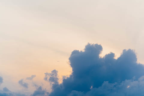 nuvole grigie, natura, all'aperto, tempo metereologico, cielo, cumulo, nube, cielo azzurro, sfera, luce del sole, pianta, vegetazione, silhouette, luce, bagliore, Alba, crepuscolo, tramonto, cielo rosso, albero, nuvola - cielo, bellezza nella natura, scenics - natura, la tranquillità, Inquadratura dal basso, scena tranquilla, nessuno, sfondi, idilliaco, copia spazio, colore arancione, Cloudscape, cielo drammatico, ambiente, fotogramma intero, meteorologia, 8K, CC0, dominio pubblico, privo di copyright