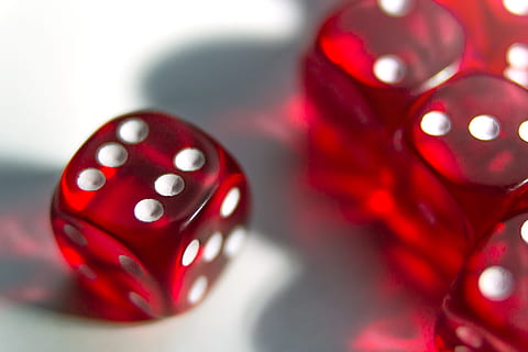rød, terninger, tæt på, held, ingen mennesker, gambling, indendørs, lempelse, studio skud, fritidsspil, kunstkultur og underholdning, mulighed, risiko, to objekter, selektiv fokusering, mønster, fuld ramme, fritidsaktivitet, skinnende, gruppe af objekter, lille gruppe af objekter, 5K, CC0, offentligt domæne, royaltyfrie