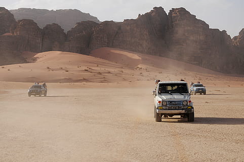 suv grigio, natura, suolo, all'aperto, Giordania, automobile, mezzi di trasporto, auto, veicolo, deserto, aqaba, wadi rum, sabbia, camionetta, fuori strada, umano, persona, macchine, viaggio, montagne, paesaggio, modo di trasporto, veicolo terrestre, terra, fuoristrada, veicolo a motore, clima, montagna, giorno, strada, clima arido, scenics - natura, ambiente, strada sterrata, in movimento, Veicolo di utilità sportivo, formazione, 2K, CC0, dominio pubblico, privo di copyright