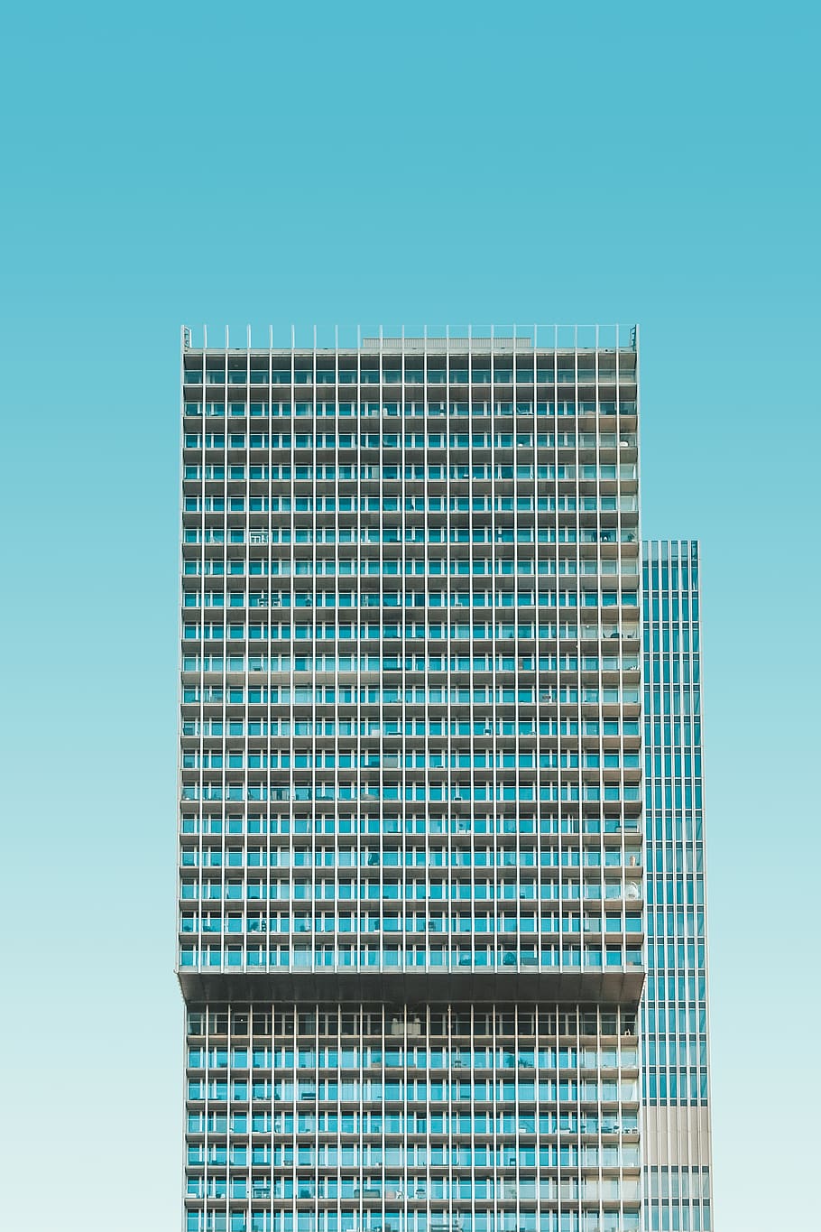edifici de formigó gris, estructura construïda, blau, arquitectura, exterior de l'edifici, exterior d’edifici d’oficines, cel, modern, edifici, ciutat, cap gent, vista d’angle baix, cel clar, patró, gratacels, dia, oficina, naturalesa, torre, vidre - material, còpia espai, compost digital, fons blau, color turquesa, 2K