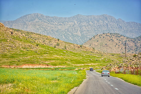 mi sono imbattuto, baghmalek, mezzi di trasporto, strada, montagna, modo di trasporto, veicolo a motore, auto, ambiente, paesaggio, scenics - natura, veicolo terrestre, natura, giorno, viaggio, pianta, terra, nessuno, erba, catena montuosa, bellezza nella natura, in movimento, all'aperto, formazione, 5K, CC0, dominio pubblico, privo di copyright
