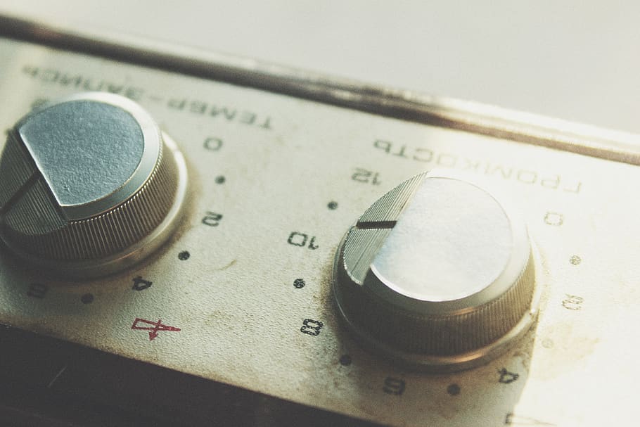 alt, UdSSR, Nahansicht, Knopf, Steuerung, Technologie, keine Leute, Nummer, Musik-, Kunst, Kultur und Unterhaltung, drinnen, wählen, Ausrüstung, Stillleben, Tontechnik, Tonaufzeichnungsgeräte, Studioaufnahme, Tonmischer, Schalttafel, Kommunikation, Fokus auf den Vordergrund, elektrische Ausrüstung, Wirtschaft, 5K