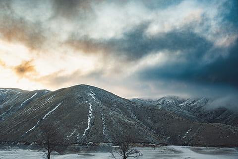 foto, muntanya, núvols, branques, ennuvolat, medi ambient, paisatge, naturalesa, escènic, cel, arbres, aigua, marchit, hivern, temperatura de fred, neu, núvol - cel, escenics - natura, bellesa a la natura, escena tranquil·la, tranquil·litat, Serra, escena no urbana, cap gent, arbre, muntanya nevada, 5K, CC0, domini públic, lliure de regalies