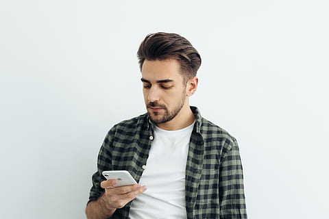 om folosind iphone, cămaşă, persoană, uman, îmbrăcăminte, haine, telefon, portret, om, Electronică, iPhone, telefon mobil, față, păr, fotografie, tip, mână, bărbați, selfie, fundal alb, tehnologia fără fir, Barbat tanar, o persoana, comunicare, tânăr adult, studio shot, tehnologie, în interior, barbă, conexiune, in cautarea, vedere din față, permanent, deținere, folosind telefonul, telefon inteligent, de la talie in sus, contemplare, 4K, CC0, domeniu public, fără drepturi de autor