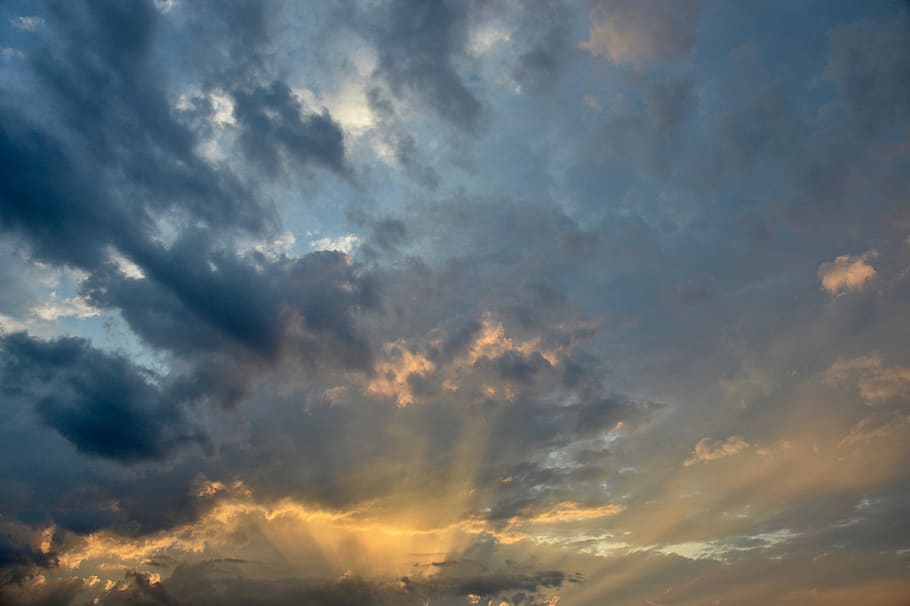 céu, nuvens, por do sol, céu noturno, luz solar, humor, raio de Sol, leve, crepúsculo, nuvem - céu, beleza na natureza, scenics - natureza, cloudscape, céu dramático, origens, natureza, cena tranquila, tranquilidade, ninguém, céu mal-humorado, idílico, visão de baixo ângulo, ao ar livre, meio Ambiente, nublado, abstrato, meteorologia, fundos abstratos, 4K