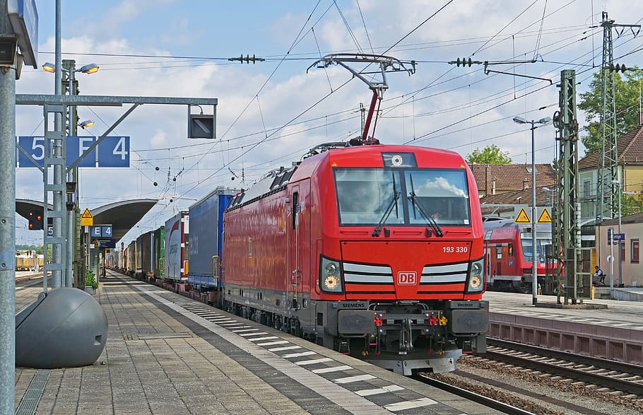 tren de contenidors, deutsche bahn, estació de trànsit, plataforma, locomotora elèctrica, br193, br. 193, vectron, siemens, dbag, magistrale, trànsit nord-sud, transport de mercaderies, càrrega, logística, hbf, treuchtlingen, hub, transport per ferrocarril, vies del ferrocarril, pista, manera de transport, transport, transport públic, tren, tren - vehicle, cable, cel, naturalesa, vehicle terrestre, dia, electricitat, tren de passatgers, viatjar, plataforma d’estació de ferrocarril, línia elèctrica, tecnologia, estació de ferrocarril, a l'aire lliure, Font d'alimentació, estació, 4K