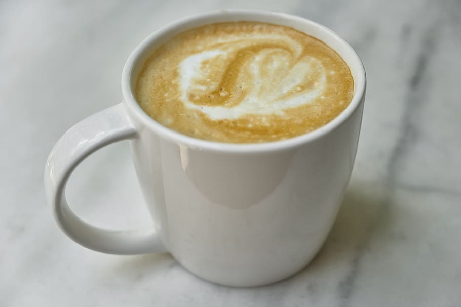 cafè, cafeïna, tassa, blanc, latte, bonic, cafeteria, al matí, bon dia, menjar, taula, begudes, espresso, marró, cappuccino, despertar, el treball, treballar, macro, beure, ceràmica, cafè - beguda, tassa de cafè, refresc, menjar i beguda, beguda espumosa, natura morta, vaixella, beguda calenta, primer pla, cap gent, plat, Color blanc, frescor, begudes sense alcohol, 5K