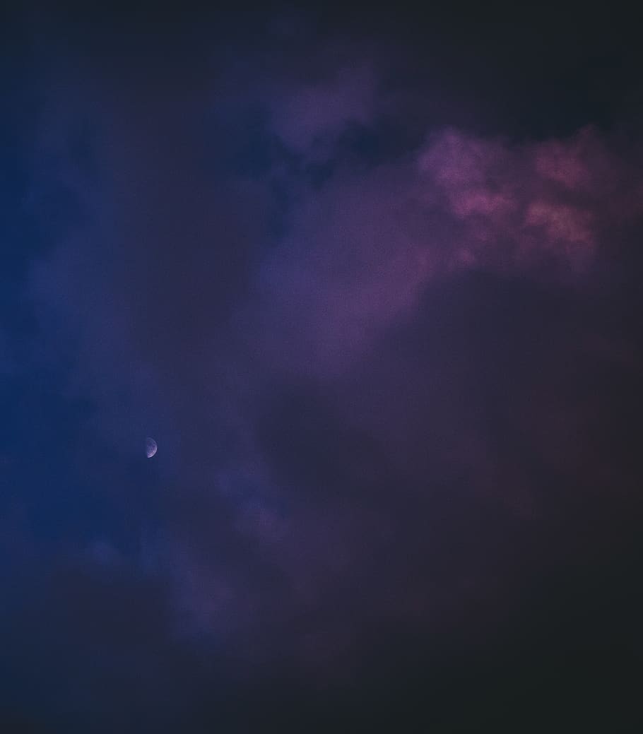 måne, dækket, skyer, natur, udendørs, vejr, nat, lys, flare, astronomi, ydre rum, univers, plads, storm, tordenvejr, lyn, fuldmåne, belysning, formørkelse, måneformørkelse, ild, tåge, sky - himmel, himmel, scenics - natur, skønhed i naturen, lav vinkel visning, ingen mennesker, ro, baggrunde, rolig scene, mørk, dramatisk himmel, lilla, stjerne - rum, 4K