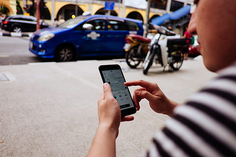 Uber, iPhone, ถนน, ผู้ชาย, ทางเท้า, โทรศัพท์, แอป, รถ, เทคโนโลยี, การขนส่ง, โหมดการขนส่ง, ยานยนต์, โฮลดิ้ง, การสื่อสาร, เทคโนโลยีไร้สาย, มือมนุษย์, อุปกรณ์ข้อมูลพกพา, สมาร์ทโฟน, สัมพันธ์, เมือง, คนจริง, โทรศัพท์มือถือ, ธีมการถ่ายภาพ, มือ, ยานพาหนะบก, คน, กลางแจ้ง, 4K, CC0, โดเมนสาธารณะ, ค่าลิขสิทธิ์ฟรี