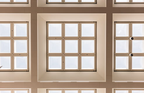 die Architektur, Gebäude, Infrastruktur, Decke, Design, Fenster, Vollbild, Muster, Hintergründe, gestalten, drinnen, keine Leute, Geometrische Figur, Glas - Material, gebaute Struktur, Wandbau - Funktion, Nahansicht, in einer Reihe, quadratische Form, texturiert, Wohngebäude, Fensterrahmen, 5K, CC0, gemeinfrei, lizenzfrei