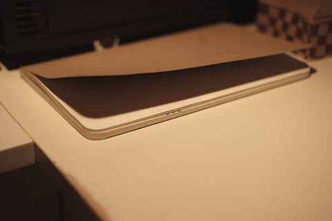 notesbog, skrivebord, arbejde, papir, Bestil, bord, kontor, forretning, arbejdsområde, computer, desktop, ingen mennesker, tæt på, indendørs, teknologi, høj vinkel visning, trådløs teknologi, stilleben, skygge, selektiv fokusering, fokus på forgrunden, belyst, kopiere plads, meddelelse, sollys, forbindelse, beholder, 5K, CC0, offentligt domæne, royaltyfrie