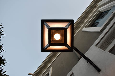 llum, geometria, finestra, nikon, edifici, simetria, vista d’angle baix, arquitectura, estructura construïda, equips d’il·luminació, il·luminat, exterior de l'edifici, cap gent, cel, forma geomètrica, llum elèctrica, forma, directament a sota, escala, vidre - material, carrer, funció de construcció de parets, electricitat, a l'aire lliure, 5K, CC0, domini públic, lliure de regalies