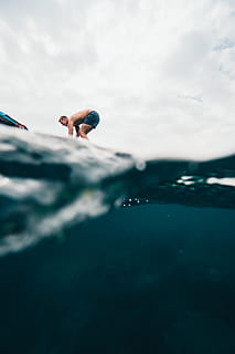home, portar, blau, curts, acció, aventura, núvols, busseig, diversió, festa, saltar, oci, moviment, oceà, paradís, persona, recreació, mar, paisatge marí, cel, tret dividit, fotografia en dos nivells, estiu, viatge, tropical, sota l'aigua, vacances, aigua, una persona, activitat d'oci, a l'aire, estils de vida, naturalesa, dia, persones reals, longitud completa, homes, núvol - cel, sense camisa, a l'aire lliure, braç humà, 5K, CC0, domini públic, lliure de regalies