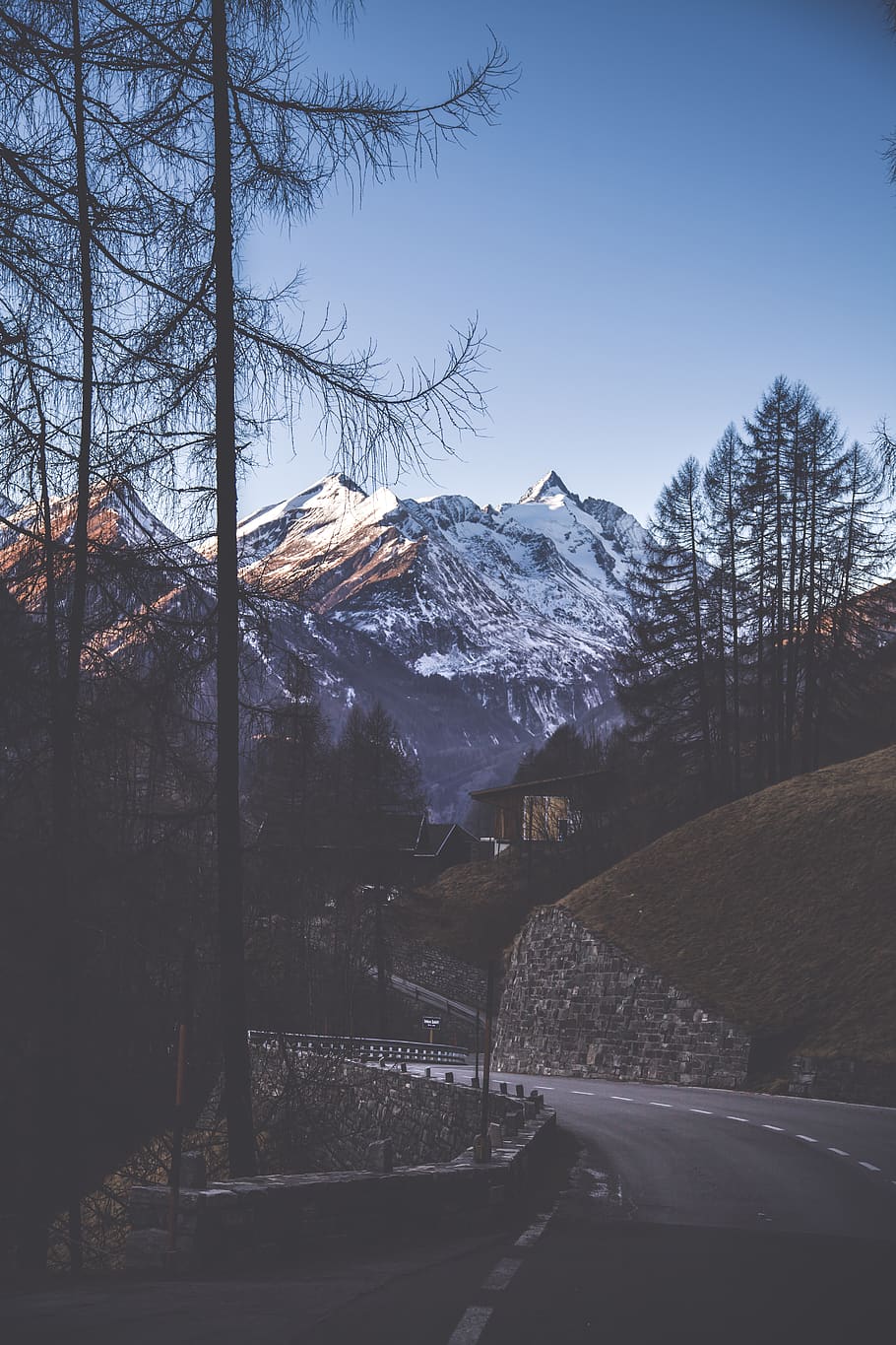 grau, Beton, Straße, Bäume, Berg, kalt, Tageslicht, Landschaft, szenisch, Schnee, Winter, Baum, kalte Temperatur, Himmel, Transport, Pflanze, Auto, Natur, keine Leute, Szenen - Natur, schneebedeckter Berg, Transportmittel, Kraftfahrzeug, Schönheit in der Natur, Gebirge, Landfahrzeug, draußen, 5K
