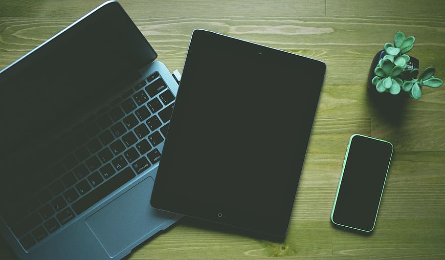negre, ipad, al costat, verd, iphone 5 c, 5c, poma, escriptori, electrònica, gadgets, iphone, teclat, portàtil, monitor, planta, planta de test, pantalla, tauleta, tecnologia, tecnologia sense fils, connexió, comunicació, dispositiu d’informació portàtil, taula, ordinador, vista d’angle alt, telèfon intel·ligent, a l'interior, telèfon mòbil, cap gent, natura morta, equips informàtics, teclat d’ordinador, material de fusta, pantalla del dispositiu, 2K