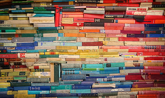 assortito colori, Riempimento, lotto di libri, libro, pila, mucchio, blu, giallo, rosso, arcobaleno, sfondi, grande gruppo di oggetti, trasporto merci, multicolore, contenitore di carico, magazzino, industria, modello, attività commerciale, contenitore, colori, scatola - contenitore, memorizzare, merce, commercio, 4K, CC0, dominio pubblico, privo di copyright