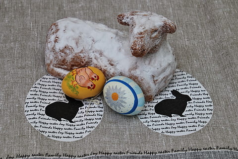 Páscoa, ovos de Páscoa, Cordeiro, Comida, comer, personalizadas, doce, a tradição de, ovos de pascoa, à mesa, decorativo, decoração, sobremesa, para voce, nutrição, assar, a doçura, do teste, pastelaria, sua avó, biscoito, açúcar, ovo, ainda vida, comida e bebida, dentro de casa, visão de alto ângulo, mesa, ninguém, frescura, arte e Artesanato, texto, criatividade, Alimentação saudável, representação, feriado, diretamente acima, bem-estar, celebração, eggcup, café da manhã, juta, 5K, CC0, domínio público, royalty free