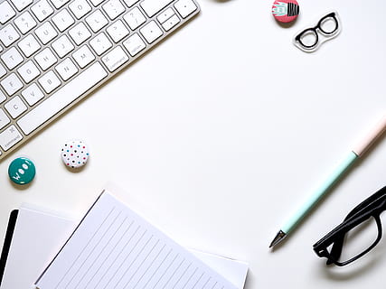 tecnología, alfiler, teclado, mesa, computadora, bolígrafo, equipo de computadora, escritorio, directamente arriba, papel, nadie, copia espacio, adentro, oficina, vista de alto ángulo, negocio, naturaleza muerta, mueble, comunicación, el color blanco, blanco, acortar, oficina en casa, 4K, CC0, dominio público, libre de derechos
