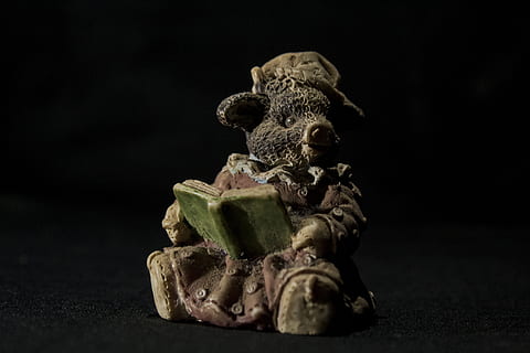 Objekt, Spielzeug, Bär, alt, Hintergrundbeleuchtung, Geschenk, retro, Session, Studioaufnahme, schwarzer Hintergrund, drinnen, keine Leute, Stillleben, Darstellung, Kunst und Handwerk, Nahansicht, Lebensmittel, Tierdarstellung, Essen und Trinken, Kreativität, kopieren sie platz, einzelnes Objekt, Skulptur, Frische, Figur, Stapel, Kunst, 5K, CC0, gemeinfrei, lizenzfrei