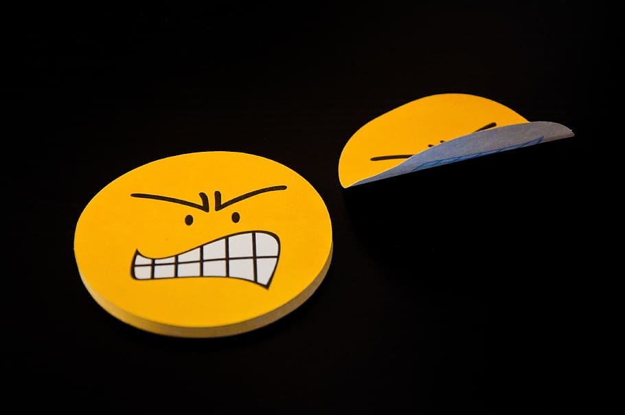 Post-it, gul, smiley, ond, emoji, sort baggrund, studio skud, ingen mennesker, indendørs, orange farve, kopiere plads, tæt på, smilende, enkelt objekt, antropomorfe smiley ansigt, farvet baggrund, cirkel, geometrisk form, sportsudstyr, mad, halloween, mad og drikke, skåret ud, kreativitet, 4K