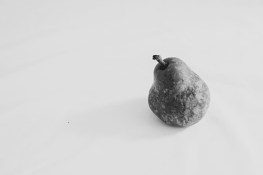 pera, fruita, solter, sol, blanc i negre, fons blanc, gris, aïllat, menjar, alimentació saludable, cap gent, menjar i beguda, tir de l'estudi, benestar, fruita de poma, còpia espai, primer pla, frescor, a l'interior, natura morta, sol objecte, ocell, temes d'animals, un animal, animal, animals a la natura, 4K