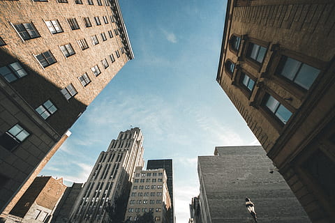 arkitektur, bygning, infrastruktur, struktur, etablering, leilighet, vinduer, condominium, hotell, skyer, himmel, Urban, by, bygget struktur, bygge eksteriør, lav vinkel visning, natur, vindu, dag, kontorbygning eksteriør, høy - høy, skyskraper, utendørs, moderne, kontor, sky - himmel, ingen folk, byliv, boligområde, rett under, 5K, CC0, offentlig domene, opphavsrett gratis