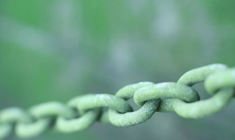 cadenes, enllaç, verd, connexió, metall, connectat, seguretat, fort, força, membres, forçat, guàrdia, fiable, primer pla, color verd, cap gent, centrar-se en primer pla, enfocament selectiu, cadena, dia, naturalesa, textura, a l'aire lliure, durabilitat, primer pla extrem, duresa, sol objecte, corda, fons, patró, 4K