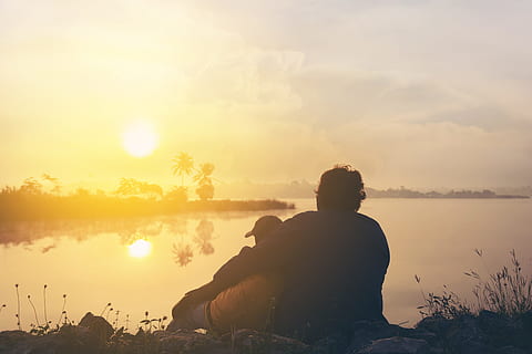 dos, gente, hierba, junto a, cuerpo, agua, dorado, hora, retroiluminado, calma, nubes, amanecer, oscuridad, lago, al aire libre, escénico, sereno, silueta, cielo, Dom, puesta de sol, tranquilo, una persona, gente real, belleza en la naturaleza, actividad de ocio, sentado, estilos de vida, vista trasera, tranquilidad, paisajes - naturaleza, naturaleza, nube - cielo, escena tranquila, hombres, relajación, mirando a la vista, 5K, CC0, dominio público, libre de derechos