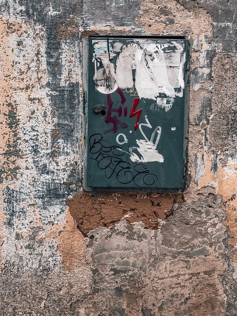 caixa d'eines de metall gris, paret, graffiti, art, mural, pintura, maó, assegut, edifici, bunker, dibuix, decoració de la llar, taca, text, paret de pedra, masmorra, concret, esbós, piano, activitats de lleure, piano vertical, funció de construcció de parets, arquitectura, estructura construïda, dia, cap gent, comunicació, exterior de l'edifici, espatllat, guió occidental, vell, resistent, a l'aire lliure, abandonat, mal estat, aixafar, art i artesania, textura, deteriorament, 4K