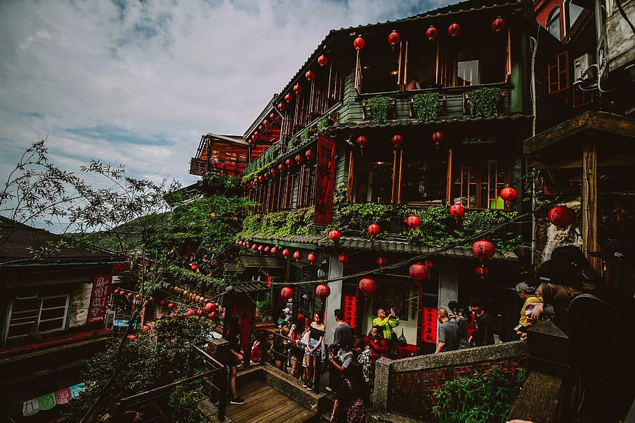 foto, gent, temple, arquitectura, edifici, núvols, ennuvolat, la llum del dia, exterior, façana, sostre, sagrat, Taiwan, turisme, turistes, ciutat, arbres, fusta, estructura construïda, exterior de l'edifici, persones reals, decoració, grup de persones, Nadal, planta, arbre, homes, festa, naturalesa, celebració, estils de vida, decoració de Nadal, dones, vermell, cel, a l'aire lliure, adorn de Nadal, 2K