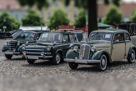 oldtimer, automatyczny, stary, retro, automobilowy, klasyczny, pojazd, zabytkowe, pkw, nostalgia, ruch drogowy, podróżować, antyczny, samochód, pojazd silnikowy, transport, środek transportu, pojazd lądowy, dzień, Miasto, Droga, ulica, selektywne skupienie, z rzędu, żadnych ludzi, na dworze, nieruchomy, w stylu retro, staromodny samochód, skupić się na pierwszym planie, architektura, koło, 5K, CC0, domena publiczna, darmowe zdjęcia